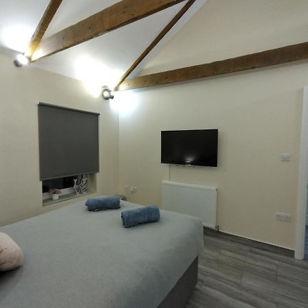 Queens Holiday Apartment Пемброук Док Екстериор снимка