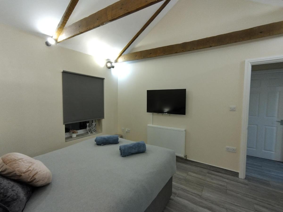 Queens Holiday Apartment Пемброук Док Екстериор снимка