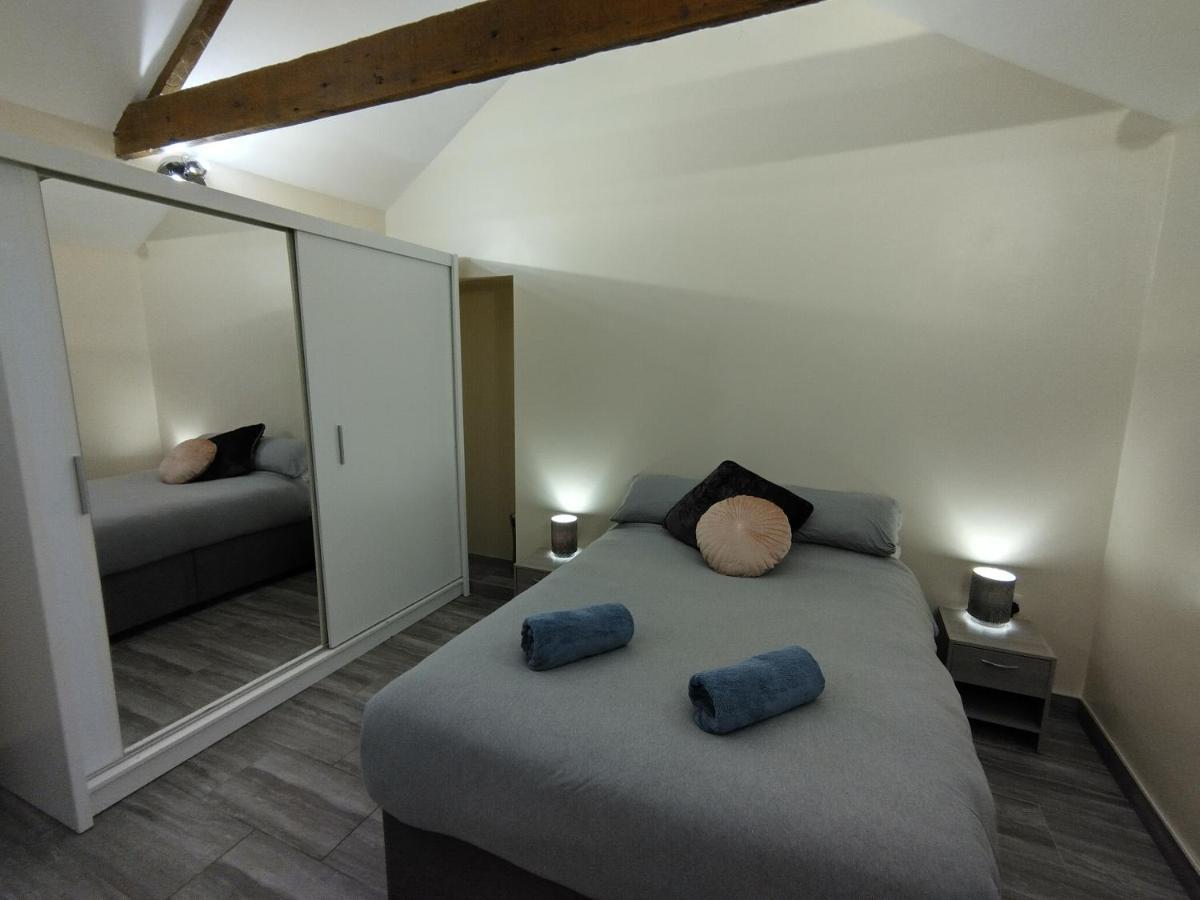 Queens Holiday Apartment Пемброук Док Екстериор снимка