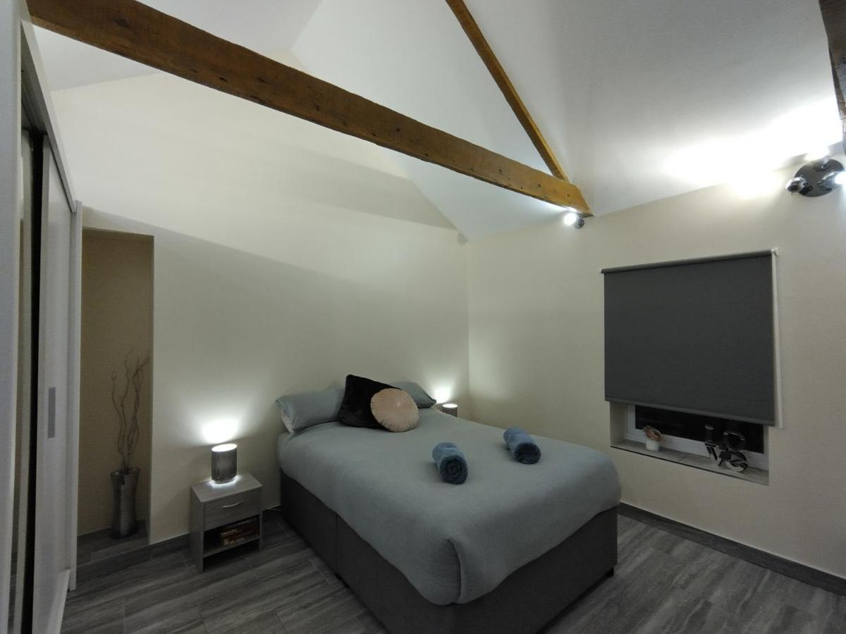 Queens Holiday Apartment Пемброук Док Екстериор снимка