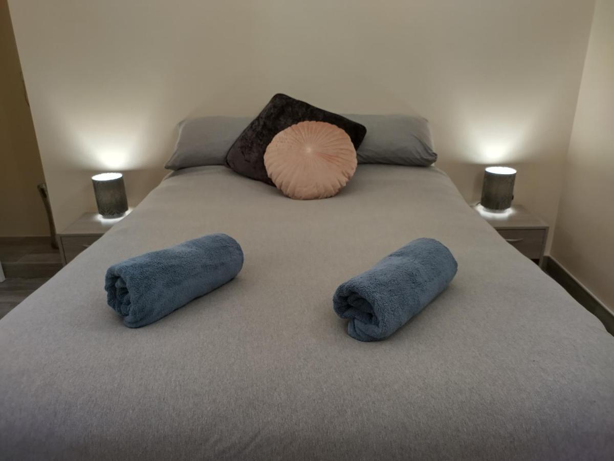 Queens Holiday Apartment Пемброук Док Екстериор снимка