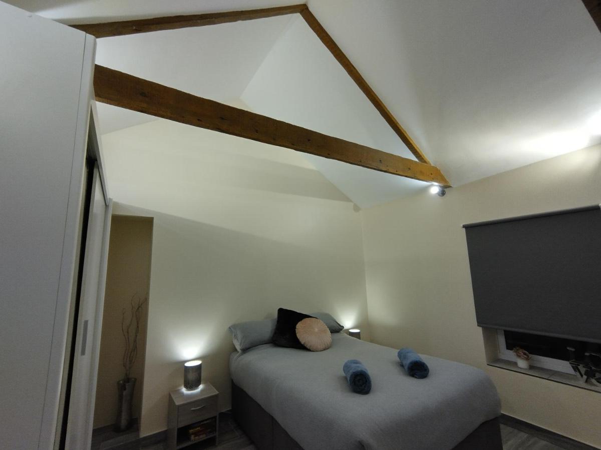 Queens Holiday Apartment Пемброук Док Екстериор снимка