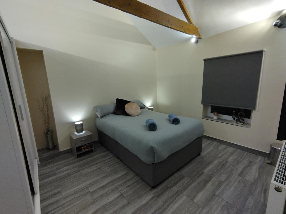 Queens Holiday Apartment Пемброук Док Екстериор снимка