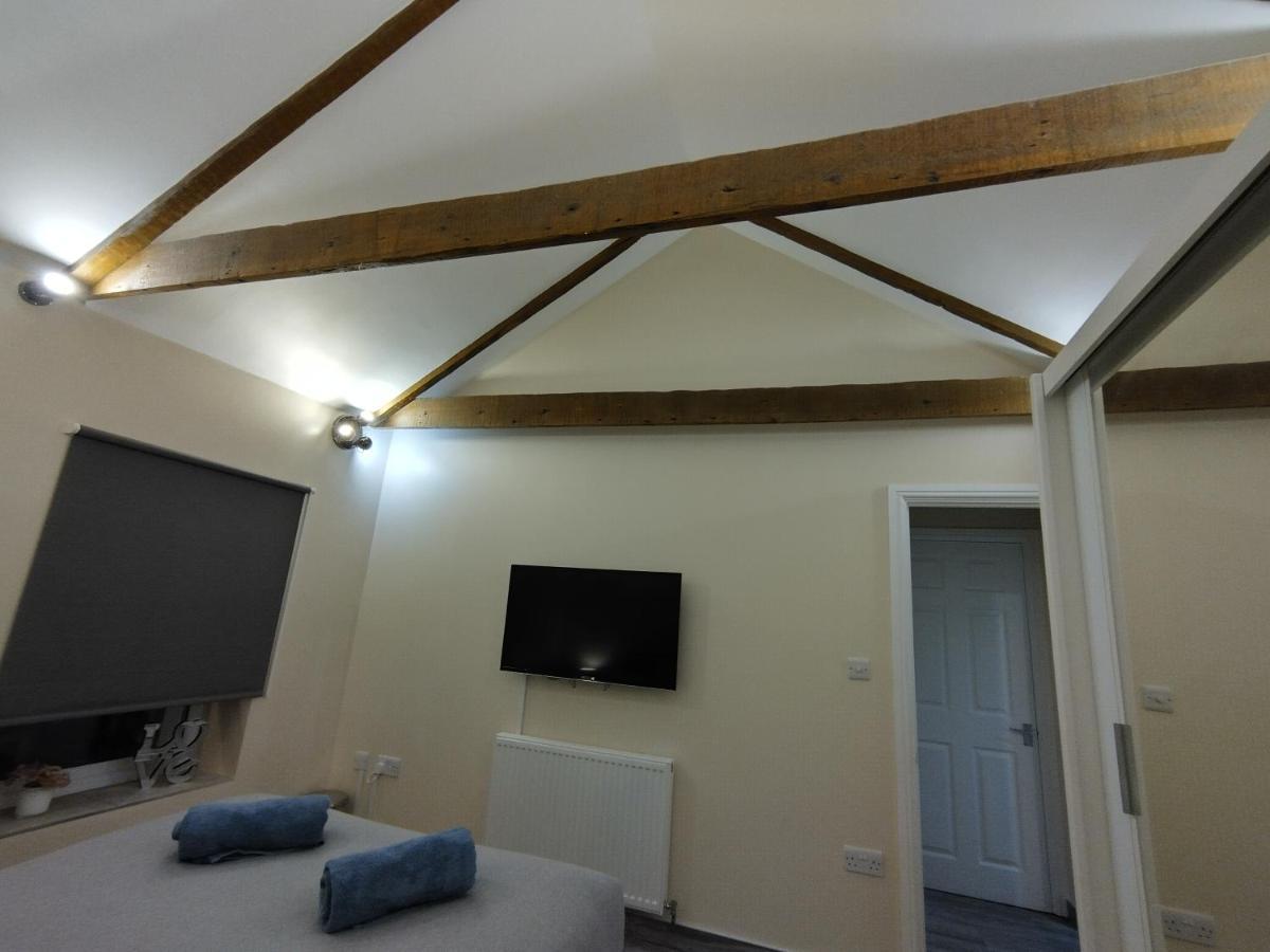 Queens Holiday Apartment Пемброук Док Екстериор снимка