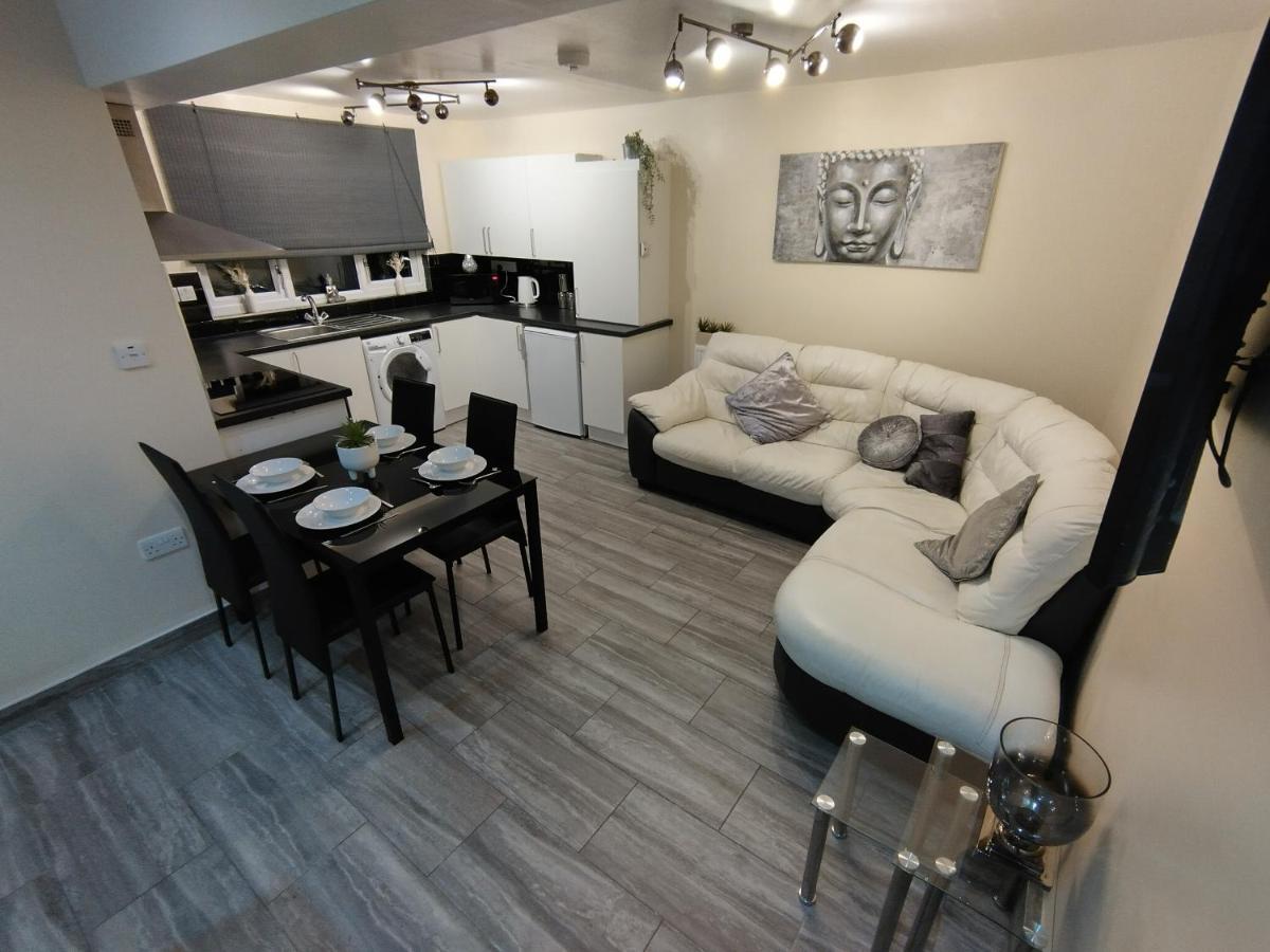 Queens Holiday Apartment Пемброук Док Екстериор снимка
