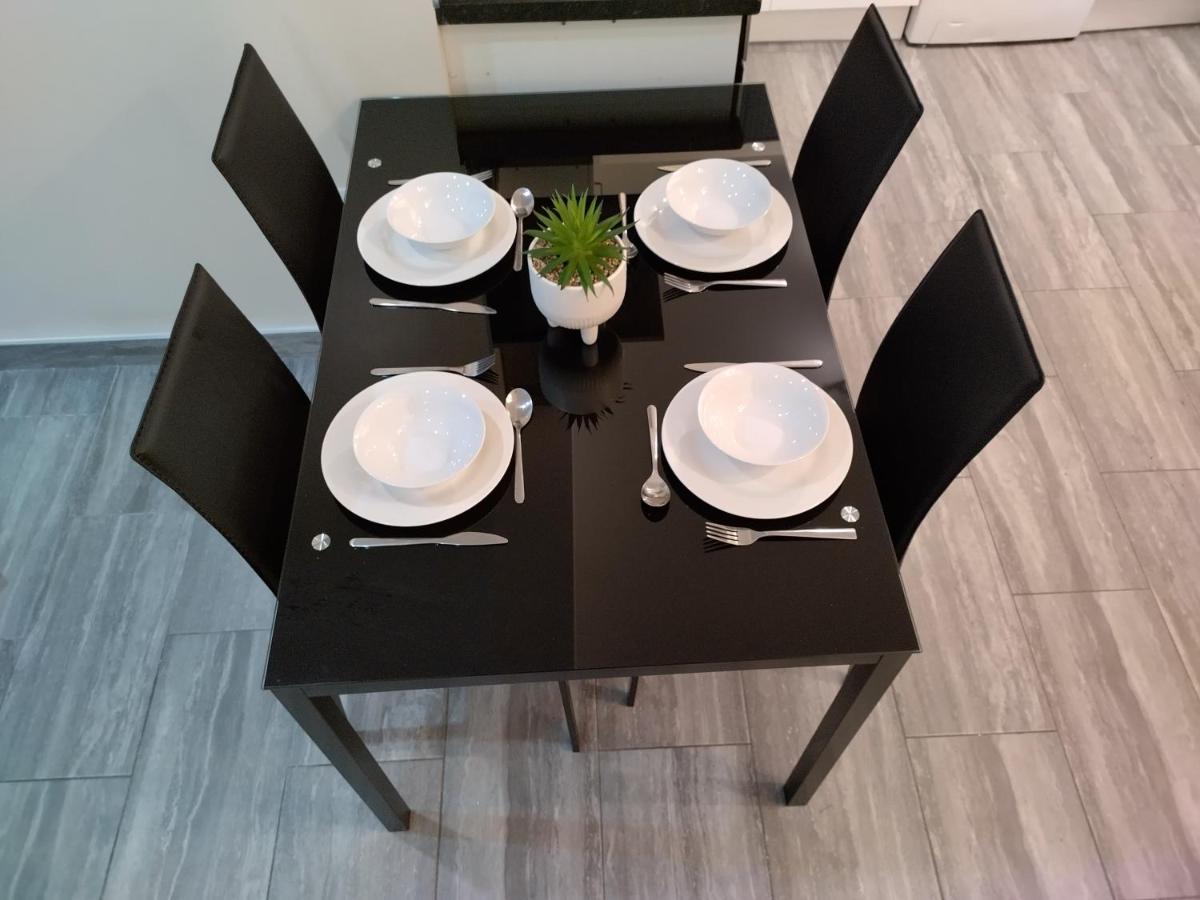 Queens Holiday Apartment Пемброук Док Екстериор снимка