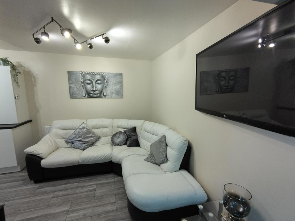 Queens Holiday Apartment Пемброук Док Екстериор снимка