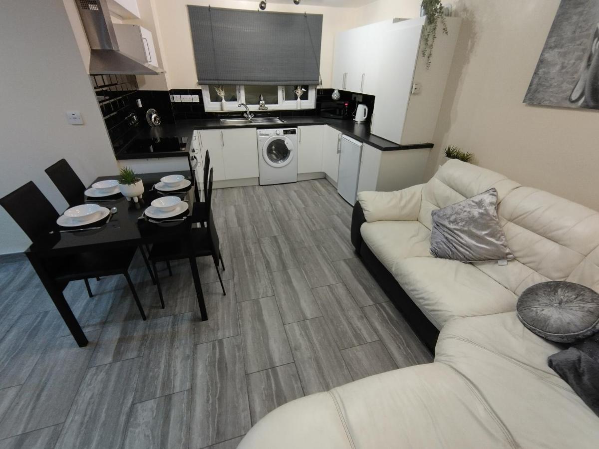 Queens Holiday Apartment Пемброук Док Екстериор снимка