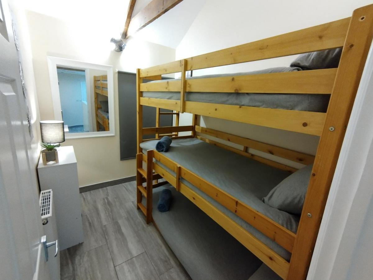 Queens Holiday Apartment Пемброук Док Екстериор снимка