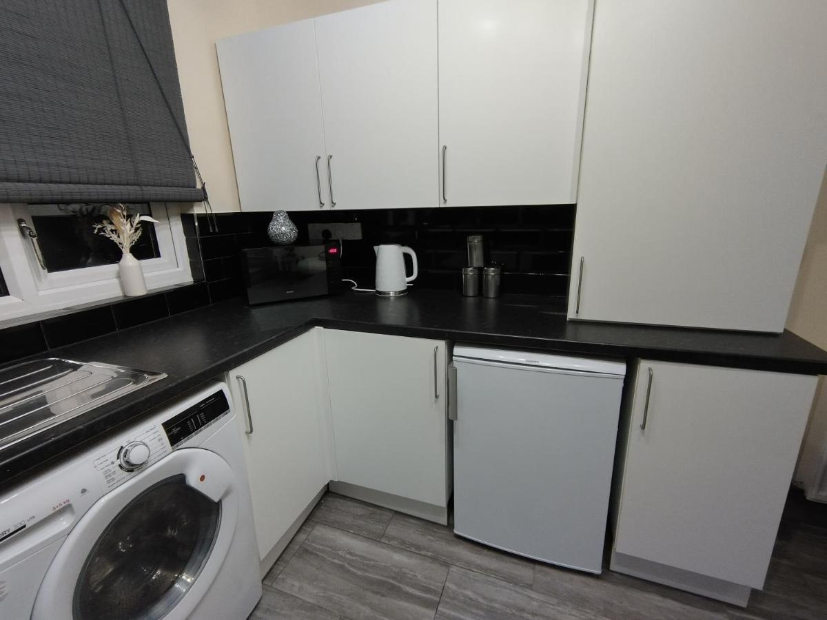 Queens Holiday Apartment Пемброук Док Екстериор снимка