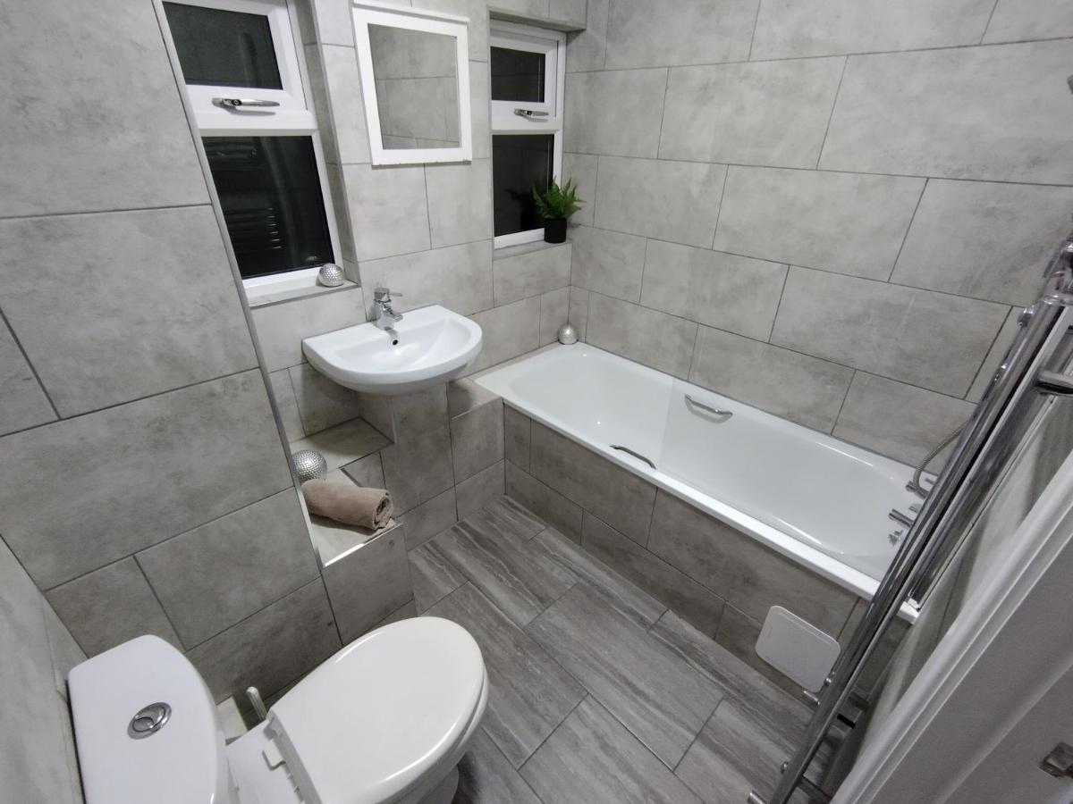 Queens Holiday Apartment Пемброук Док Екстериор снимка