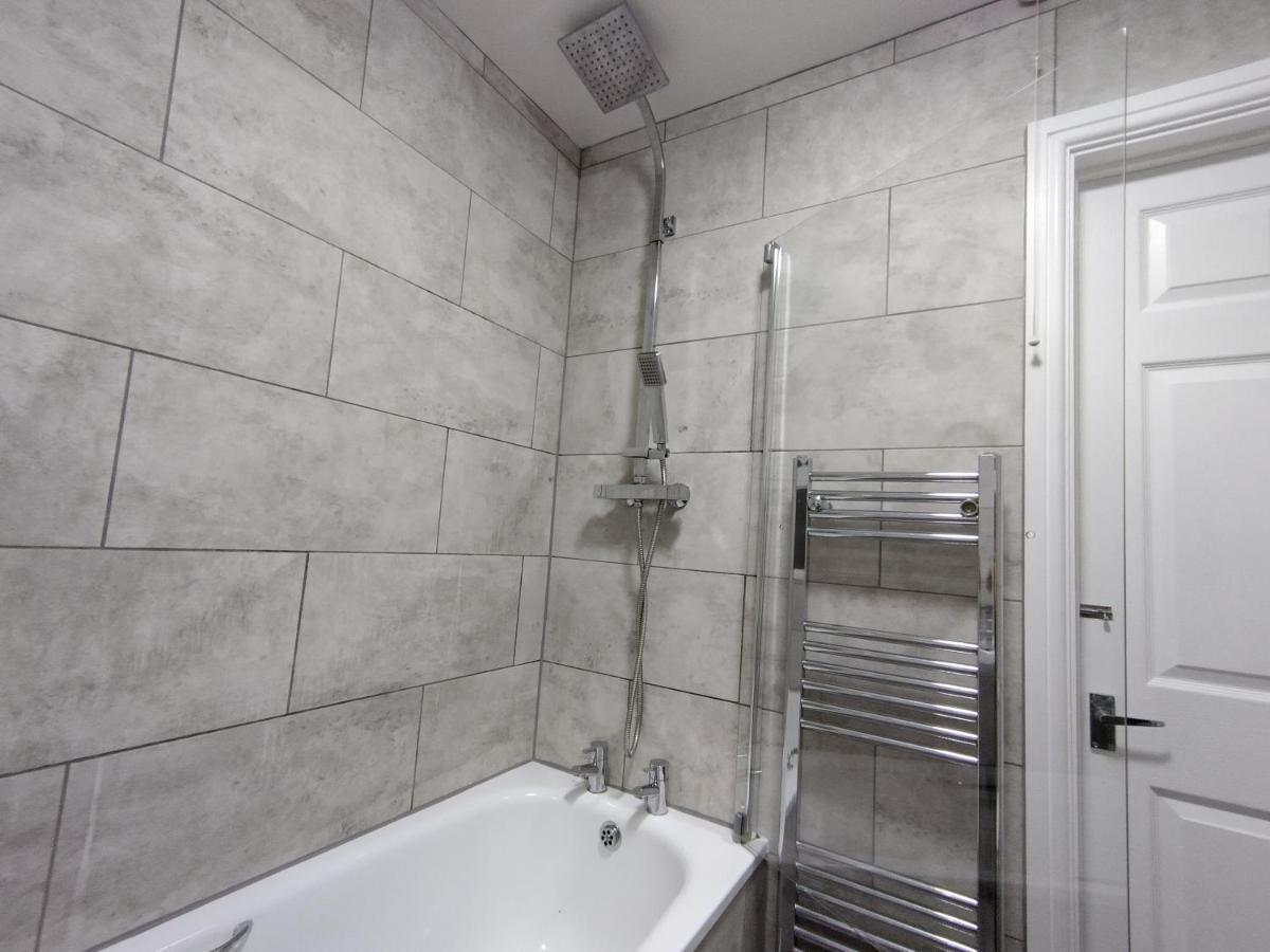 Queens Holiday Apartment Пемброук Док Екстериор снимка