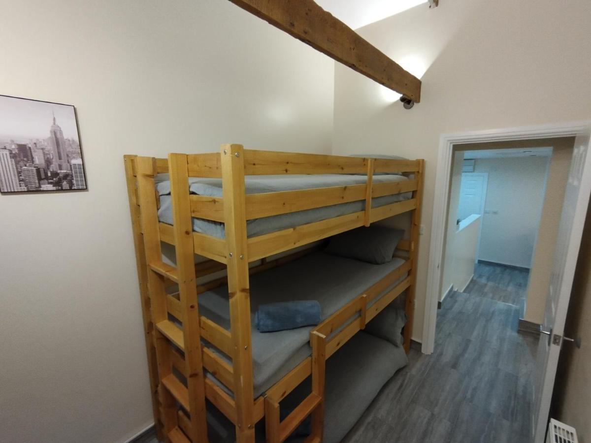 Queens Holiday Apartment Пемброук Док Екстериор снимка