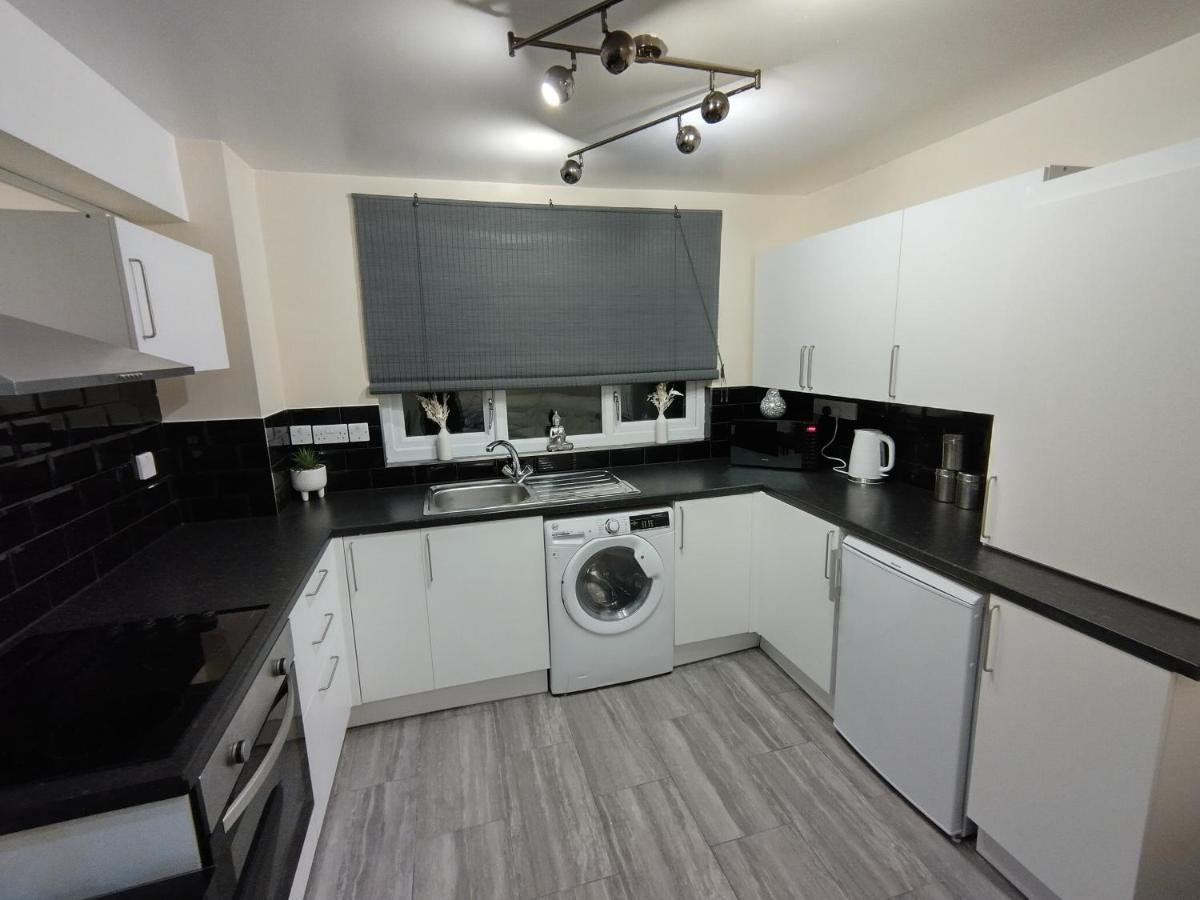 Queens Holiday Apartment Пемброук Док Екстериор снимка
